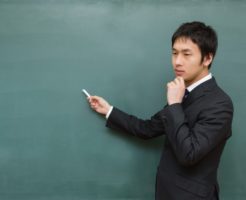 合格実績について考える男性